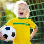 Elias Assum Sabbag Junior explora como o esporte contribui para o desenvolvimento infantil por meio da coordenação, disciplina e socialização.