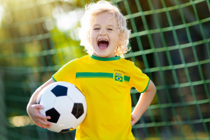 Elias Assum Sabbag Junior explora como o esporte contribui para o desenvolvimento infantil por meio da coordenação, disciplina e socialização.