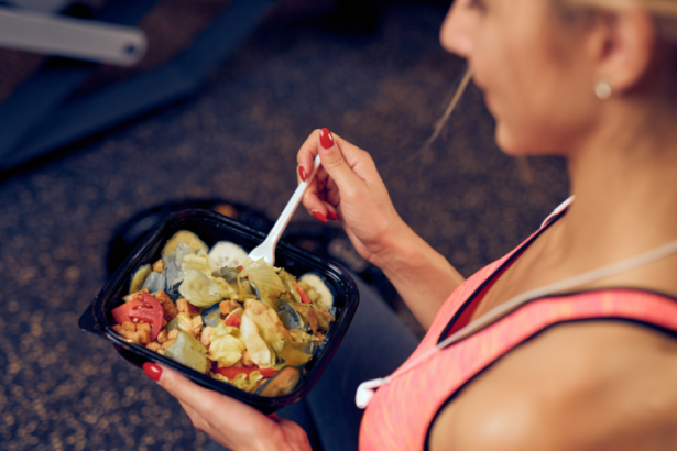 Como Ajustar Sua Alimentação para Mandar Bem no Treino Noturno e Melhorar Seus Resultados