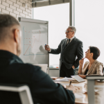 Victor Boris Santos Maciel explica como disciplina tributária e controle de declarações fiscais reduzem riscos e fortalecem a gestão empresarial.