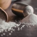 Excesso de sal na alimentação: riscos silenciosos para o coração e os rins que você não pode ignorar