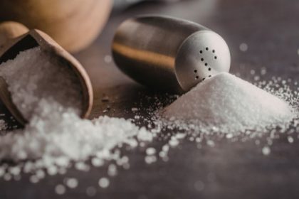 Excesso de sal na alimentação: riscos silenciosos para o coração e os rins que você não pode ignorar