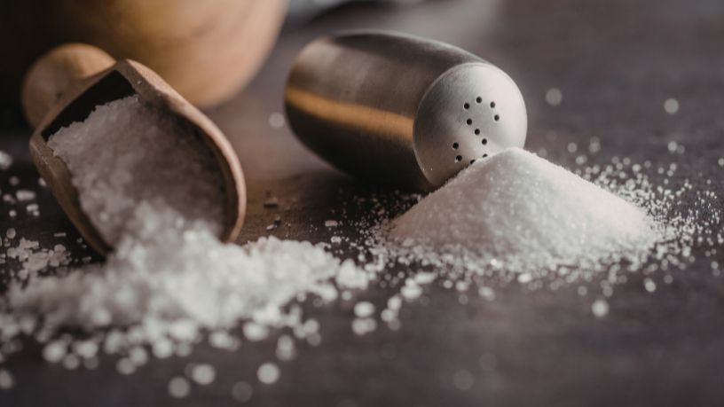 Excesso de sal na alimentação: riscos silenciosos para o coração e os rins que você não pode ignorar