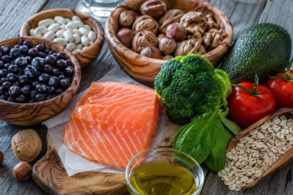 Alimentos que Previnem o Alzheimer: O Que a Ciência Recomenda Colocar no Seu Prato