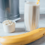 Proteína e suplementação saem do pós-treino e entram na rotina de quem busca envelhecer melhor