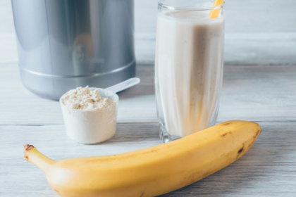 Proteína e suplementação saem do pós-treino e entram na rotina de quem busca envelhecer melhor