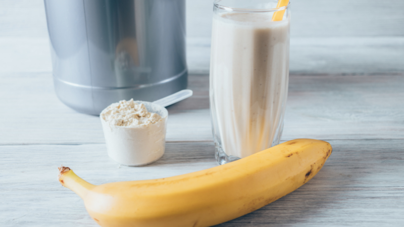 Proteína e suplementação saem do pós-treino e entram na rotina de quem busca envelhecer melhor